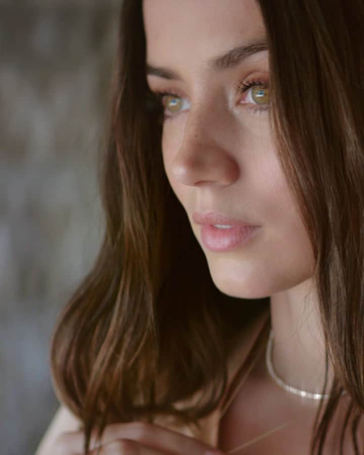 アナ・デ・アルマスのインスタグラム：「A moment like no other ! ✨💎  Proud global ambassador of @onlynaturaldiamonds #OnlyNaturalDiamonds」