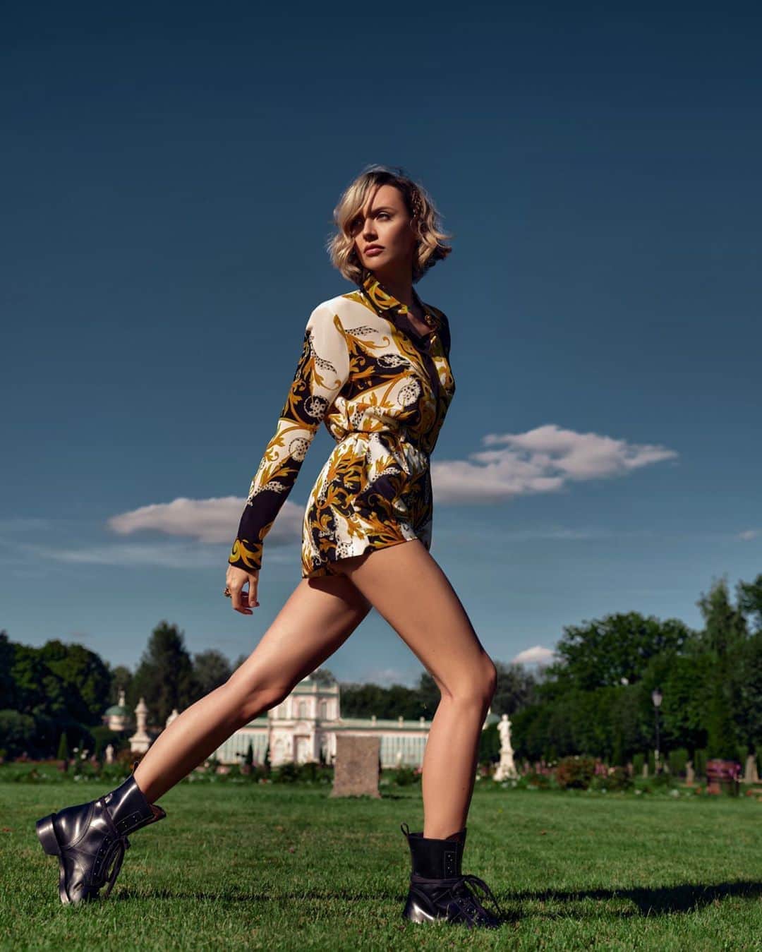 のインスタグラム：「“My dear, here we must run as fast as we can, just to stay in place. And if you wish to go anywhere you must run twice as fast as that.” Lewis Carroll Total @versace @tsum_moscow  📷 @sunny_blossom  Muah @kirillshabalin  «Нужно бежать со всех ног, чтобы только оставаться на месте, а чтобы куда-то попасть, надо бежать как минимум вдвое быстрее!» Льюис Кэрролл.」