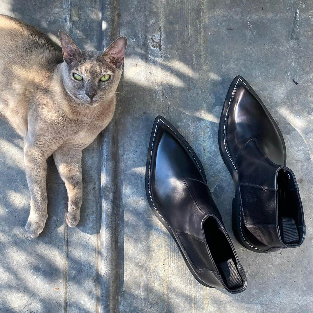 クリスヴァンアッシュさんのインスタグラム写真 - (クリスヴァンアッシュInstagram)「FRIDA AND @BERLUTI HOXTON LEATHER BOOTS / AVAILABLE  #berluti #berlutishoes #patina #krisvanassche」9月17日 0時22分 - kris_van_assche