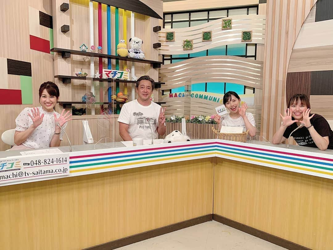 和泉杏のインスタグラム：「テレビ埼玉『マチコミ』 ご視聴の皆様ありがとうございましたー！ . 菅久アナが夏休みの為、 荒木アナが代打！！ 久々に会えたけど、やっぱり明るくて楽しくて良い子ーー♡ . デビさんはすぐに顔を隠して、 照れ屋さんなんだから♡ . . . #テレ玉 #テレビ埼玉 #マチコミ #どっちを買いまSHOW  #ハルカラ #荒木アナ #デビッド伊東 さん」