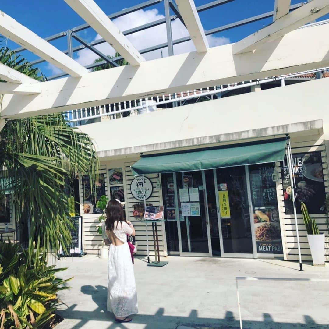 Laraのインスタグラム：「🔥 . あつすぎた。 とりあえずお茶しようと思っても 店内で飲める所少なすぎるし 階段ばかりでしんでた🥵💦💦  #1回行けば満足  #行く時期ミスった  #うみかじテラス」