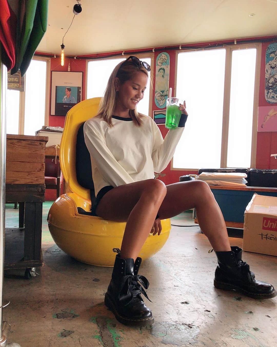 LORYのインスタグラム：「ぼちぼち長袖を着る季節になりましたね🍁 ． このトップスのブランド @pipinghotfuture は ペットボトルのリサイクル素材やリサイクルコットンで作られてるんだって！✨ ストーリーに載せたらこういうの求めてたってDMあって嬉しかったな😌 環境に優しいエコ♻️素敵だよね🌏✨ 今日からZOZOTOWNで発売です🤍 メンズもあるから是非チェックして下さい☺️💕 #パイピングホット #PHFJ #pipinghotfuture_jp」