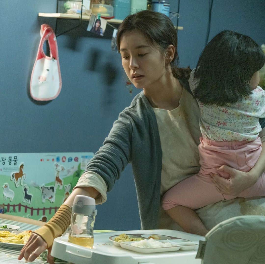 UPLINK film distributionさんのインスタグラム写真 - (UPLINK film distributionInstagram)「『#82年生まれキムジヨン』#アップリンク吉祥寺 にて、10月9日（金）より公開🌼🌼🌼 ・・・ 韓国で130万部突破！日本でも社会現象を巻き起こした大ベストセラー小説をチョン・ユミ×コン・ユ共演で待望の映画化！ ・・・ 結婚を機に仕事を辞め、育児と家事に追われるジヨン。常に誰かの母であり妻である彼女は、時に閉じ込められているような感に陥ることがあった。「疲れているだけ、大丈夫」。そう夫のデヒョンにも自分にも言い聞かせる彼女だったが、ある日から、まるで他人が乗り移ったような言動をするようになる。その時の記憶はすっぽりと抜け落ちている妻に、デヒョンは傷つけるのが怖くて真実を告げられず、ひとり精神科医に相談に行くが、本人が来ないことには何も改善することはできないと言われてしまう。なぜ彼女の心は壊れてしまったのか。少女時代から社会人になり現在に至るまでの彼女の人生を通して、見えてくるものとは— ・・・ 監督：#キムドヨン 出演：#チョンユミ、#コンユ、#キムミギョン」9月16日 15時42分 - uplink_film