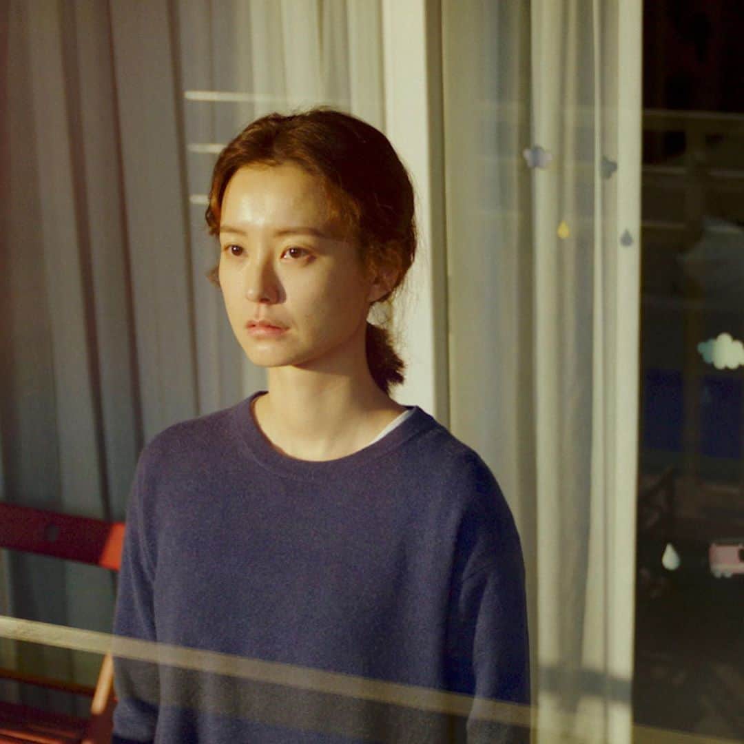 UPLINK film distributionさんのインスタグラム写真 - (UPLINK film distributionInstagram)「『#82年生まれキムジヨン』#アップリンク吉祥寺 にて、10月9日（金）より公開🌼🌼🌼 ・・・ 韓国で130万部突破！日本でも社会現象を巻き起こした大ベストセラー小説をチョン・ユミ×コン・ユ共演で待望の映画化！ ・・・ 結婚を機に仕事を辞め、育児と家事に追われるジヨン。常に誰かの母であり妻である彼女は、時に閉じ込められているような感に陥ることがあった。「疲れているだけ、大丈夫」。そう夫のデヒョンにも自分にも言い聞かせる彼女だったが、ある日から、まるで他人が乗り移ったような言動をするようになる。その時の記憶はすっぽりと抜け落ちている妻に、デヒョンは傷つけるのが怖くて真実を告げられず、ひとり精神科医に相談に行くが、本人が来ないことには何も改善することはできないと言われてしまう。なぜ彼女の心は壊れてしまったのか。少女時代から社会人になり現在に至るまでの彼女の人生を通して、見えてくるものとは— ・・・ 監督：#キムドヨン 出演：#チョンユミ、#コンユ、#キムミギョン」9月16日 15時42分 - uplink_film