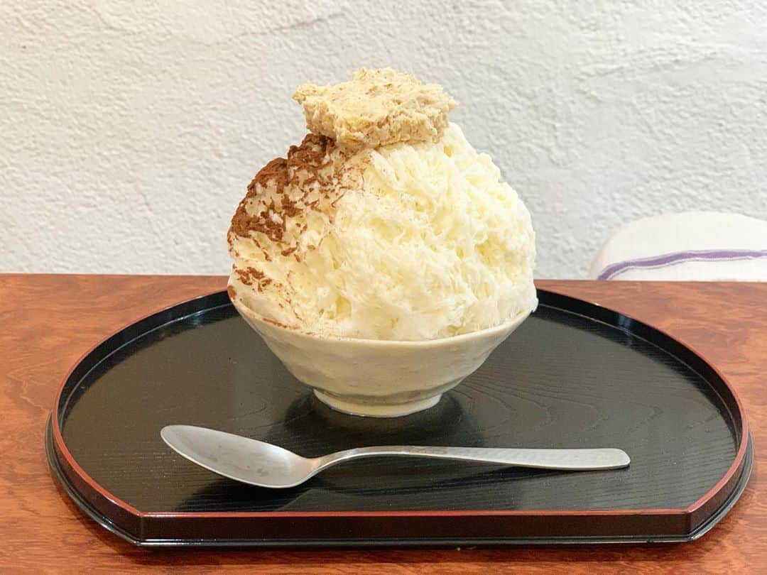 のインスタグラム：「ラムじく  ラムレーズンペーストみたいなんがめっちゃ美味しかった ラムミルクはあんまり感じなかったけどラムレーズンペーストがめっちゃ美味しかったからかな(2回言う)  #かき氷#かき氷🍧#おやつ#ごはん#sweets#shaveice」