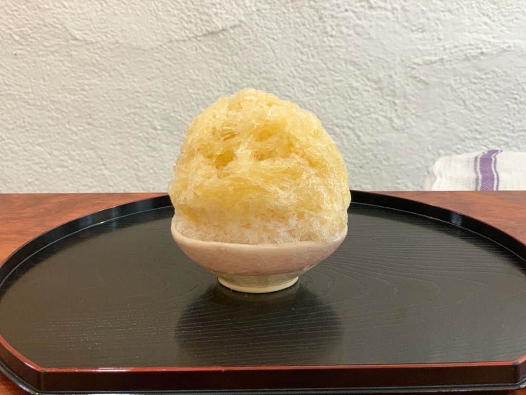 のインスタグラム：「ジャス  リアルタイムで投稿できないたちなので、いつも味見氷の名前とか忘れて何もかも忘れるから ちゃんとメニューの写真撮った時に限って覚えやすい名前なの  ジャスミン茶！！ (中に白餡クリームだほい)  #かき氷#かき氷🍧#おやつ#ごはん#sweets#shaveice」