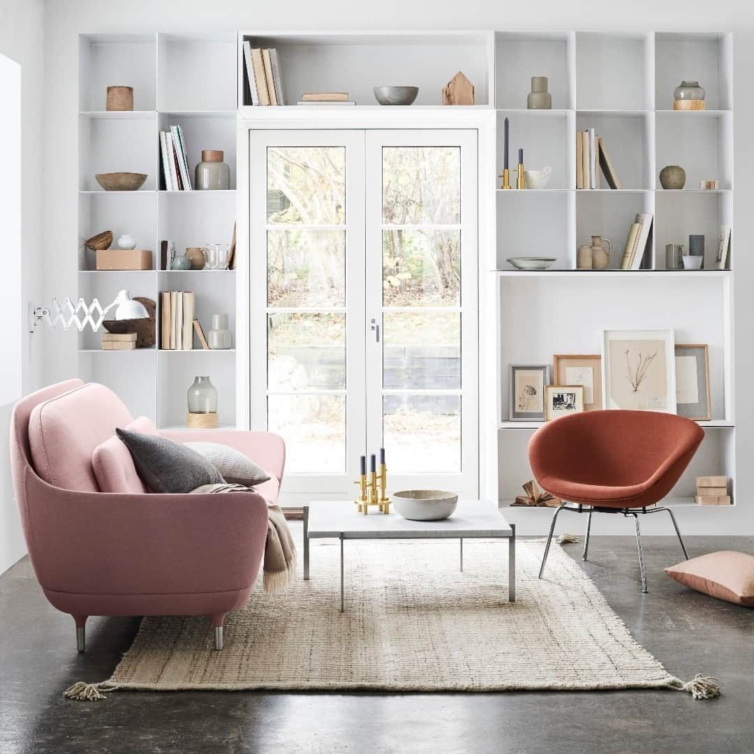 フリッツハンセンさんのインスタグラム写真 - (フリッツハンセンInstagram)「Our PINK week continues with a Favn™ sofa in rose and Pot™ seating by Arne Jacobsen in orange-red. Great works of legendary designers in one room. All available at Fritz Hansen.  Explore more via link in bio  #Fritzhansen #pot #arnejacobsen #loungechair #livingroom #danishdesigner #danishdesign #designchair  #livingroomdesign #프리츠한센 #フリッツハンセン」9月16日 16時00分 - fritzhansen