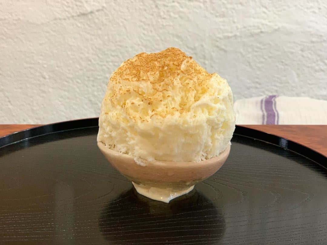 のインスタグラム：「りんごタルト  味見氷 こちらのタルトクリーム好きなのでタルトシリーズあると嬉しい❣️ 美味しい！煮りんご入ってるよ。  にいやんに、呆れる通り越してなんか尊敬するみたいに "あさちゃんすごいよね…なんか… かき氷たべて…かき氷写真をアップするだけの人生だよね…"って言われたんだけど かき氷作るってのも入れてよ ３つもやることがある人生なんてちょう忙しいよ  #かき氷#かき氷🍧#おやつ#ごはん#sweets#shaveice」