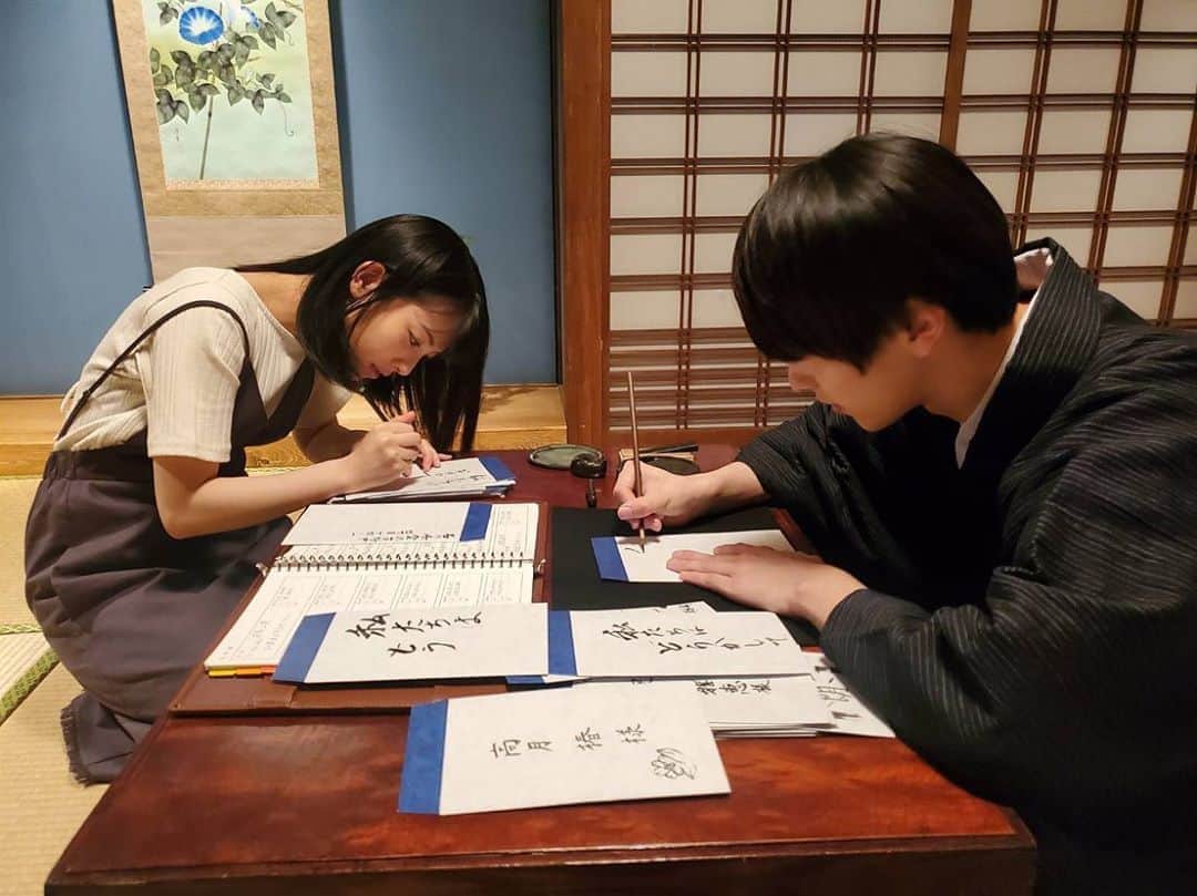 【公式】私たちはどうかしているのインスタグラム：「﻿ ‪オフショ公開‼️本日はこちら💕‬﻿ ﻿ ‪#結婚式の招待状に‬﻿ ‪#真剣に落書きするお2人🖌‬﻿ ‪#落書きなのに大作です✨‬﻿ ‪#実は‬﻿ ‪#今日子たんのお着物撮影中でした📷‬﻿ ‪#観月さん気になっちゃうやーつ🤭‬﻿ ‪#私たちはどうかしている ‬﻿ ‪#わたどう‬﻿ ‪#浜辺美波‬﻿ ‪#横浜流星‬﻿ ‪#観月ありさ‬﻿ ‪#第6話今夜10時‬」