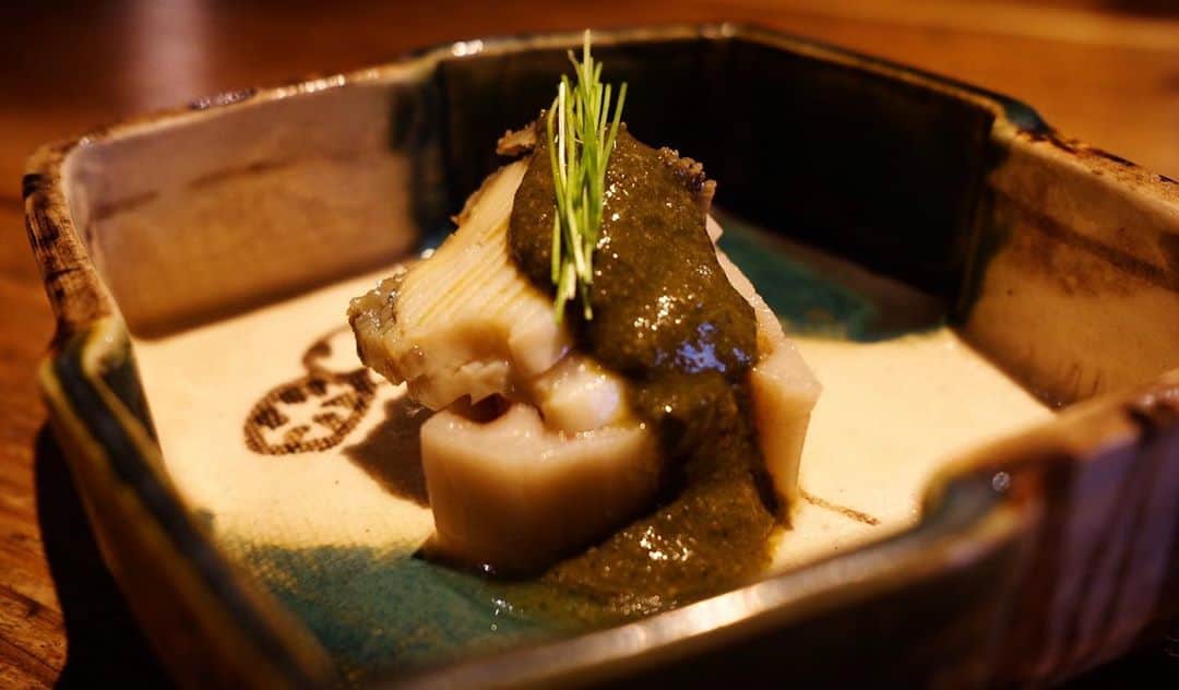 酒井商会のインスタグラム：「鮑と新蓮根の肝ソース  柔らかく炊いた鮑と、白醤油で食感良く仕上げた蓮根を肝のソースと一緒に。  #酒井商会#渋谷和食#燗酒#自然派ワイン #sakaishokai#shibuya#tokyo#japanesecuisine#sake#naturalwine」