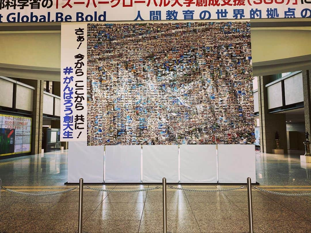 Soka Universityさんのインスタグラム写真 - (Soka UniversityInstagram)「モザイクアートの中に何か見えます。何が見えますか？🤔 中央教育棟に飾ってある、学生有志のモザイクアートです！🎊 新入生への歓迎をはじめ、久しぶりにキャンパスに戻ってきた2~4年生にエールを送る約3,000枚のキャンパス風景・学生などの写真を組み合わせた物てす。㊗️🎉 #discoversoka #sodaigram #sokauniversity #hachioji #tokyo #universitystudent #campuslife #entrancelobby #studentsforlife #mosaicart #fallsemester2020 #創価大学 #八王子 #大学 #キャンパス #中央教育棟ロビー #モザイクアート #がんばろう創大生」9月16日 16時08分 - sokauniversity