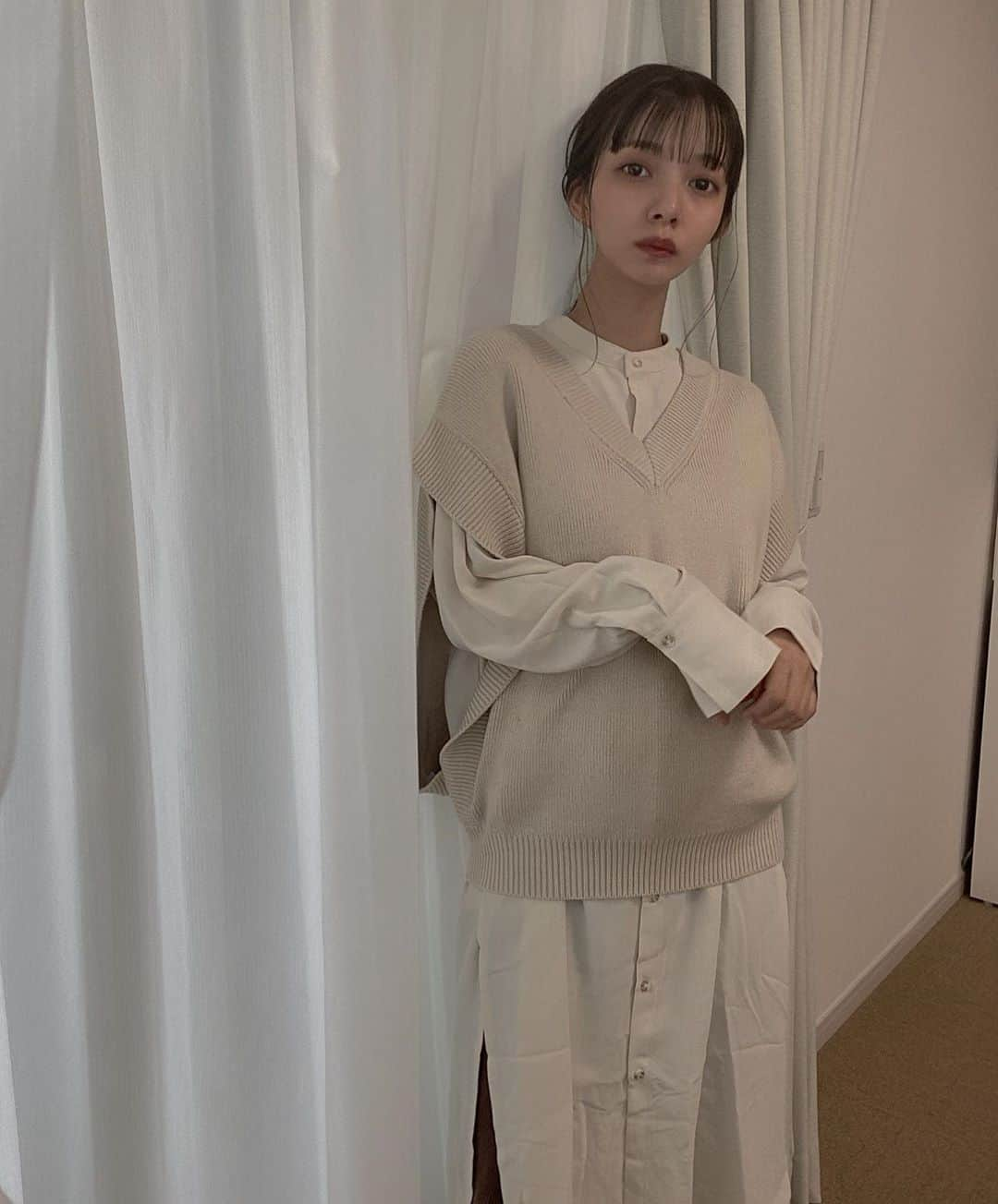 小田川エリカさんのインスタグラム写真 - (小田川エリカInstagram)「・ 涼しくなってきたから秋服が着れて嬉しい🍂🍁 形も色もかわいいな〜。 #titivate#code#ティティベイト#titivatestyle #ハイスリットバンドカラーロングシャツ #オーバーサイズVネックニットベスト#秋コーデ @titivatejp」9月16日 16時03分 - 0904.erika