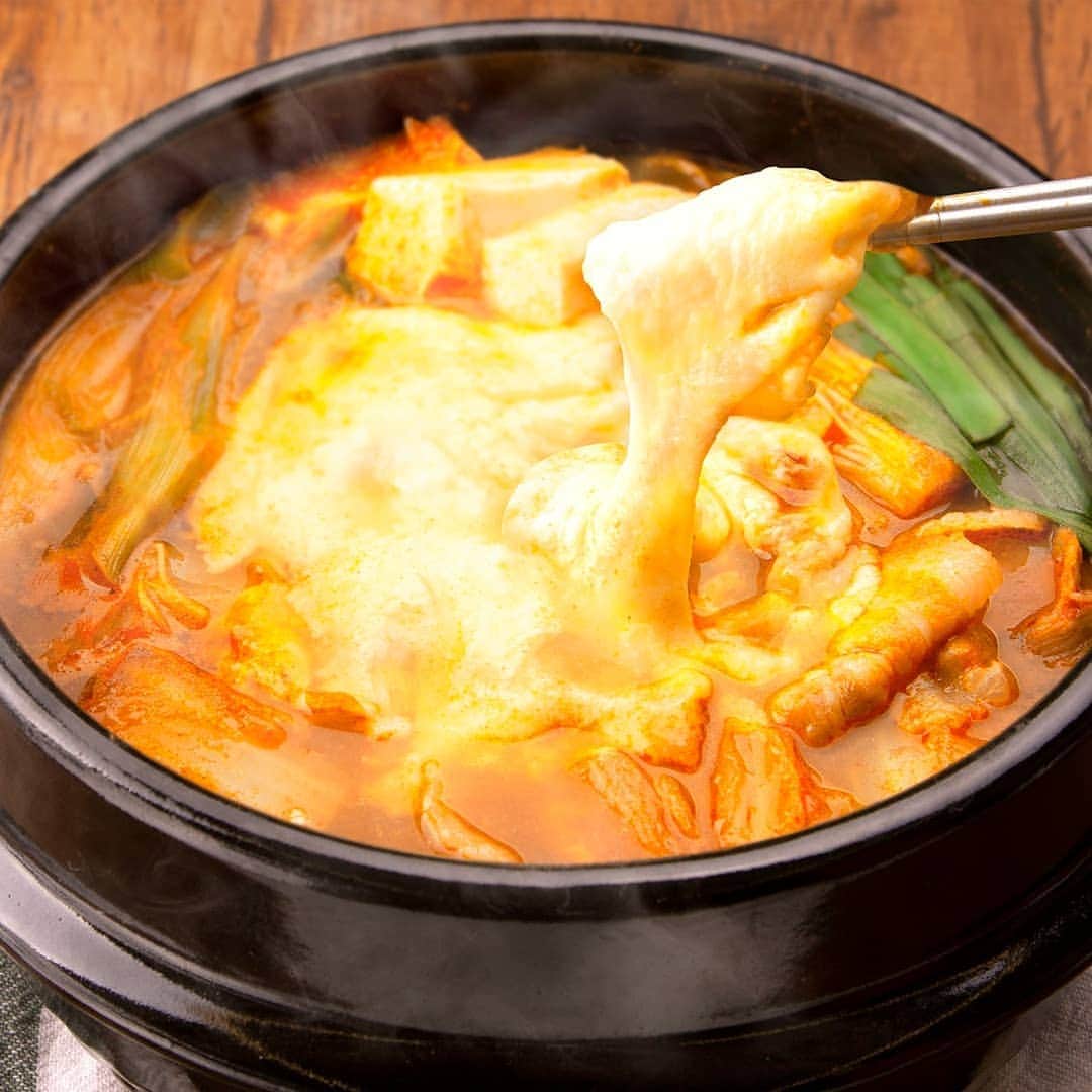 おいしい鍋のインスタグラム：「. 熟成濃厚キムチチゲ用スープ  . #モランボンのキムチチゲ」
