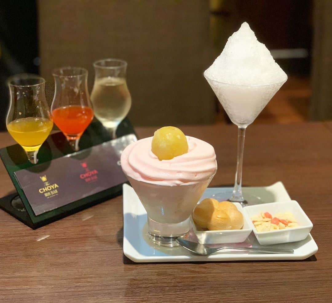 のインスタグラム：「梅づくしのかき氷  あの梅酒でおなじみCYOYAさんのbarに勉強させてもらいに行きました。  オリジナルの梅シロップが3種も付いたかき氷。  機械からしてふわふわとかではなく細かくシャリっとしたものだけど、これはほぼ冷たいカクテルとして食べよう！と思って行ったのでやっぱり美味しかった！  小さな２つのかき氷は ミルク梅酒を削りだして梅ミルクエスプーマをのっけたものと、シャリシャリのソーダ氷。 それぞれ、別添えの梅シロップをかけて食べます。 真ん中のマンゴーとかベリーを混ぜた梅シロップがめちゃ美味しかった！ 右のは梅スパークリングなので溶けてからグラスに入れて最後はカクテルとしてぐいっと。 ただフローズン梅がマジフローズンなので必死の形相で貪る形になる事だけは覚悟しよう…  梅フロマージュもなかと梅あられは好きなように。わたしはそのまま食べた笑  鎌倉のコンセプトショップ蝶矢にはこの前行ったけど、銀座のバーは敷居高いから かき氷やってくれるとテーブルチャージ込みで入れてゆったりできて嬉しい！  #かき氷#かき氷🍧#おやつ#ごはん#sweets#shaveice」