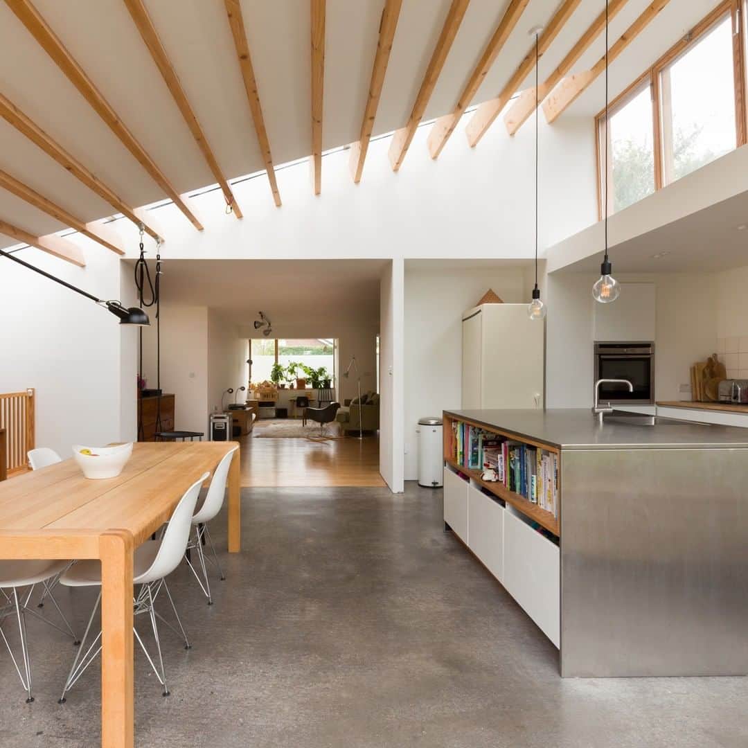 The Modern Houseさんのインスタグラム写真 - (The Modern HouseInstagram)「#forsale Raise the Roof: a remodelled 1960s home in Marple Bridge with a distinct asymmetric roof. Follow the link in our bio for the sales listing.」9月16日 16時09分 - themodernhouse