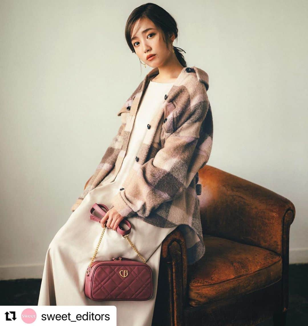 bluelabel/blacklabel cbさんのインスタグラム写真 - (bluelabel/blacklabel cbInstagram)「﻿ 雑誌sweetの10月号で、コラボアイテムのCPOジャケットをご紹介いただきました。﻿ 加藤玲奈さんがとっても素敵に着用してくれています。﻿ ﻿ #Repost @sweet_editors with @make_repost﻿ ・・・﻿ 毎シーズン大好評のsweet×ブルーレーベル　クレストブリッジ秋のコラボアイテムが到着〜❣️﻿ トレンドのCPOジャケットをオーバーサイズで可愛く仕上げました❤️﻿ アウターとしてゆるっと羽織ったり、ベルトでウエストマークするのもおススメ。 ﻿ おなじみのチェック柄で、カラーは玲奈っちが着ている甘めのブラウンとレッドの2色。 ﻿ 今日からオータムキャンペーン開催中だから、詳しくは　@blueblackcb をチェックしてね🍒﻿ ﻿ #sweetコラボ　#クレストブリッジ　#ブルーレーベル　#bluelabel　#加藤玲奈 #pr」9月16日 16時27分 - blueblackcb