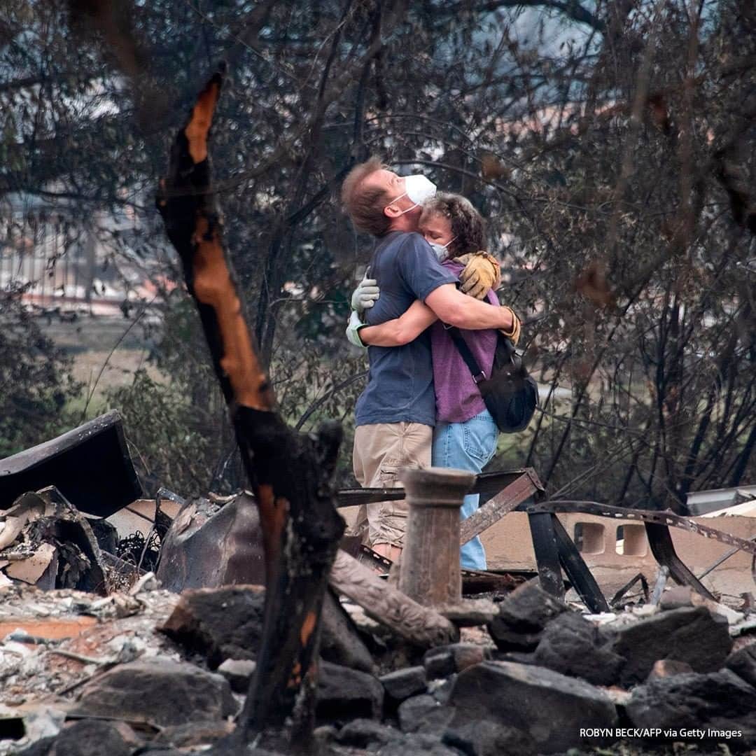 ABC Newsさんのインスタグラム写真 - (ABC NewsInstagram)「Dee Perez comforts Michael Reynolds in the ruins of his home destroyed in the Almeda Fire in Talent, Oregon. Infernos across California, Oregon and Washington state have burned more than five million acres this year, killed dozens of people and forced hundreds of thousands from their homes. #wildfires #oregon #wildfireseason」9月16日 16時36分 - abcnews