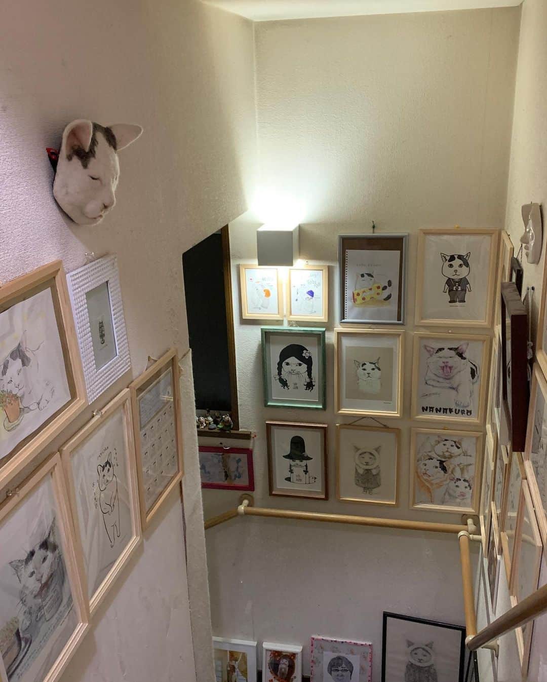 Kachimo Yoshimatsuさんのインスタグラム写真 - (Kachimo YoshimatsuInstagram)「階段が賑やかになってきた。 バーバの居間もね。 #うちの猫ら #みんなのナナクロ展 #ナナクロの絵 #ナナクロ #バーバと猫 #猫 #ねこ #cat #ネコ #catstagram #ネコ部 http://kachimo.exblog.jp」9月16日 16時37分 - kachimo