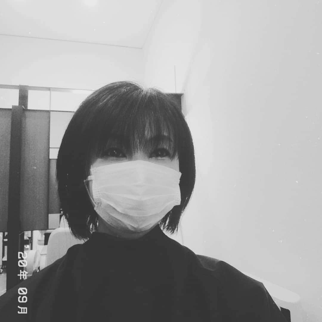 小島奈津子さんのインスタグラム写真 - (小島奈津子Instagram)「2020*9*16 マスクをしたままカットしてくださる美容院。それってすごい技術‼️顔全体見ないでバランスがわかるなんて！ 学生時代からのお付き合いなので、もう30年以上だ(о´∀`о) ． 髪も気持ちも衣替え。 秋から再始動です(*´ー｀*) ． #鏡越しの撮影はどこみていいかわからん」9月16日 16時39分 - kojimanatsuko_official