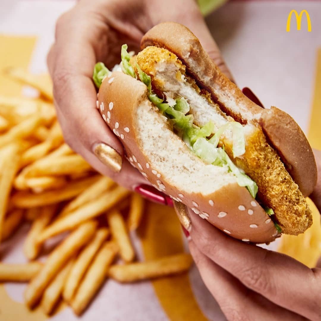 のインスタグラム：「It’s the classic chicken burger you need – have a delicious dinner with a crispy McChicken Sandwich! 💯  Drop by a McDonald's store near you or order via McDelivery. ❤️」
