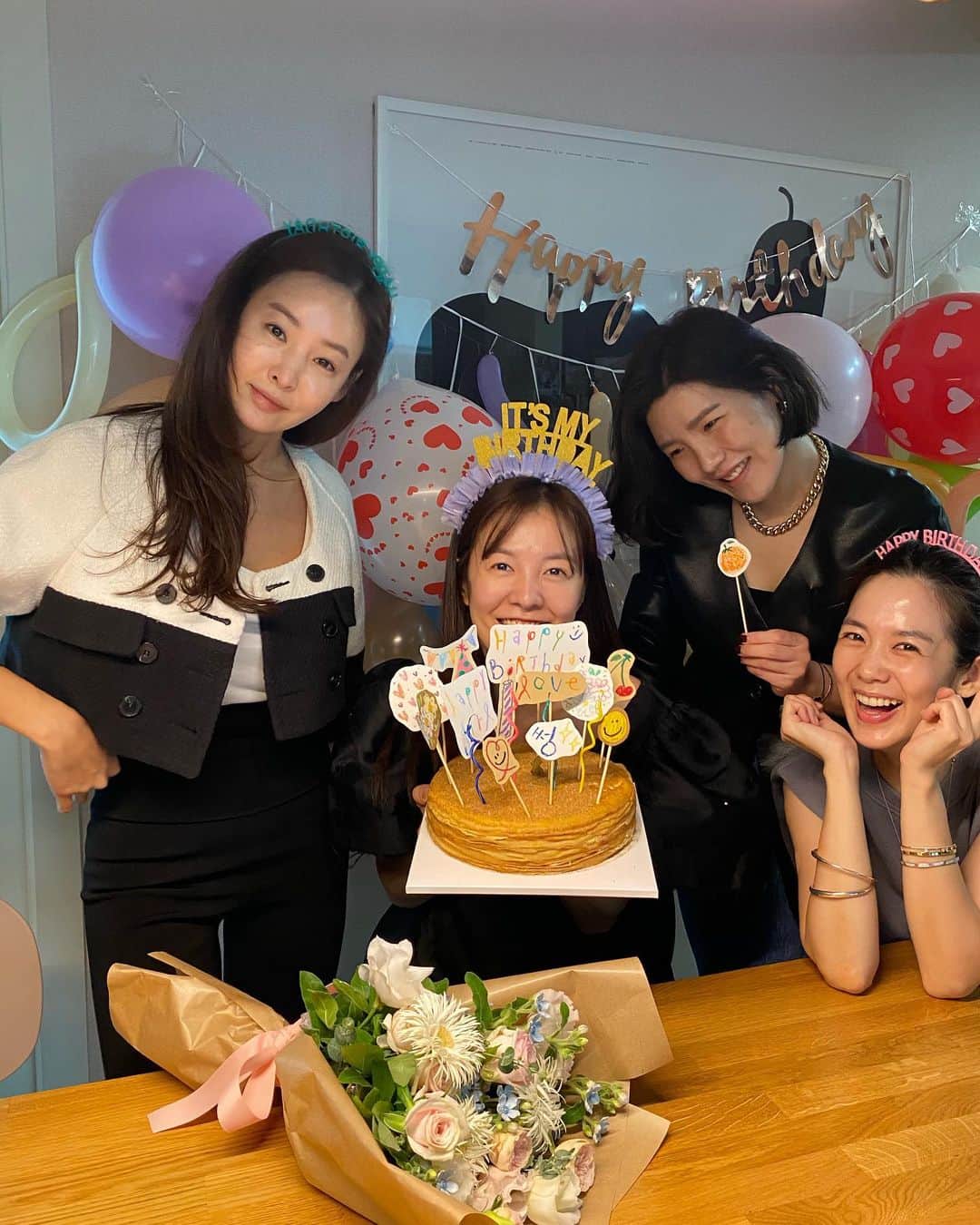 キム・ソンウンさんのインスタグラム写真 - (キム・ソンウンInstagram)「아이들 사진은 기사화하지 말아주세요🙏🏻 . 2020.9.16 집으로 와서 축하해준 내사람들🤍 기냥 오면 되지 또 이것저것 준비해서  생일파티 기분까지 내주는 센스쟁이들! 집에서 항상 잠옷 바람인거 알고 의상까지 준비해와서 갈아입히고 🤣 나를 너무 잘 아는 사람들😉 너무 고마워❤️ 사랑해❤️ #우리집2호윤하는_외할미랑이모네가서_사진에없구려 #윤하빠져아쉽지만_그래서편햇어🤣」9月16日 16時46分 - ssung916