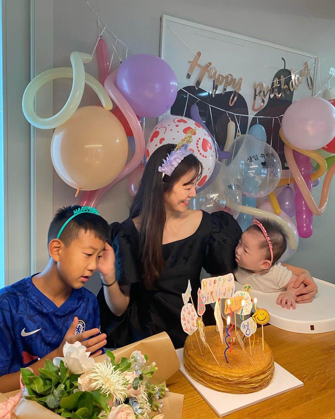 キム・ソンウンさんのインスタグラム写真 - (キム・ソンウンInstagram)「아이들 사진은 기사화하지 말아주세요🙏🏻 . 2020.9.16 집으로 와서 축하해준 내사람들🤍 기냥 오면 되지 또 이것저것 준비해서  생일파티 기분까지 내주는 센스쟁이들! 집에서 항상 잠옷 바람인거 알고 의상까지 준비해와서 갈아입히고 🤣 나를 너무 잘 아는 사람들😉 너무 고마워❤️ 사랑해❤️ #우리집2호윤하는_외할미랑이모네가서_사진에없구려 #윤하빠져아쉽지만_그래서편햇어🤣」9月16日 16時46分 - ssung916