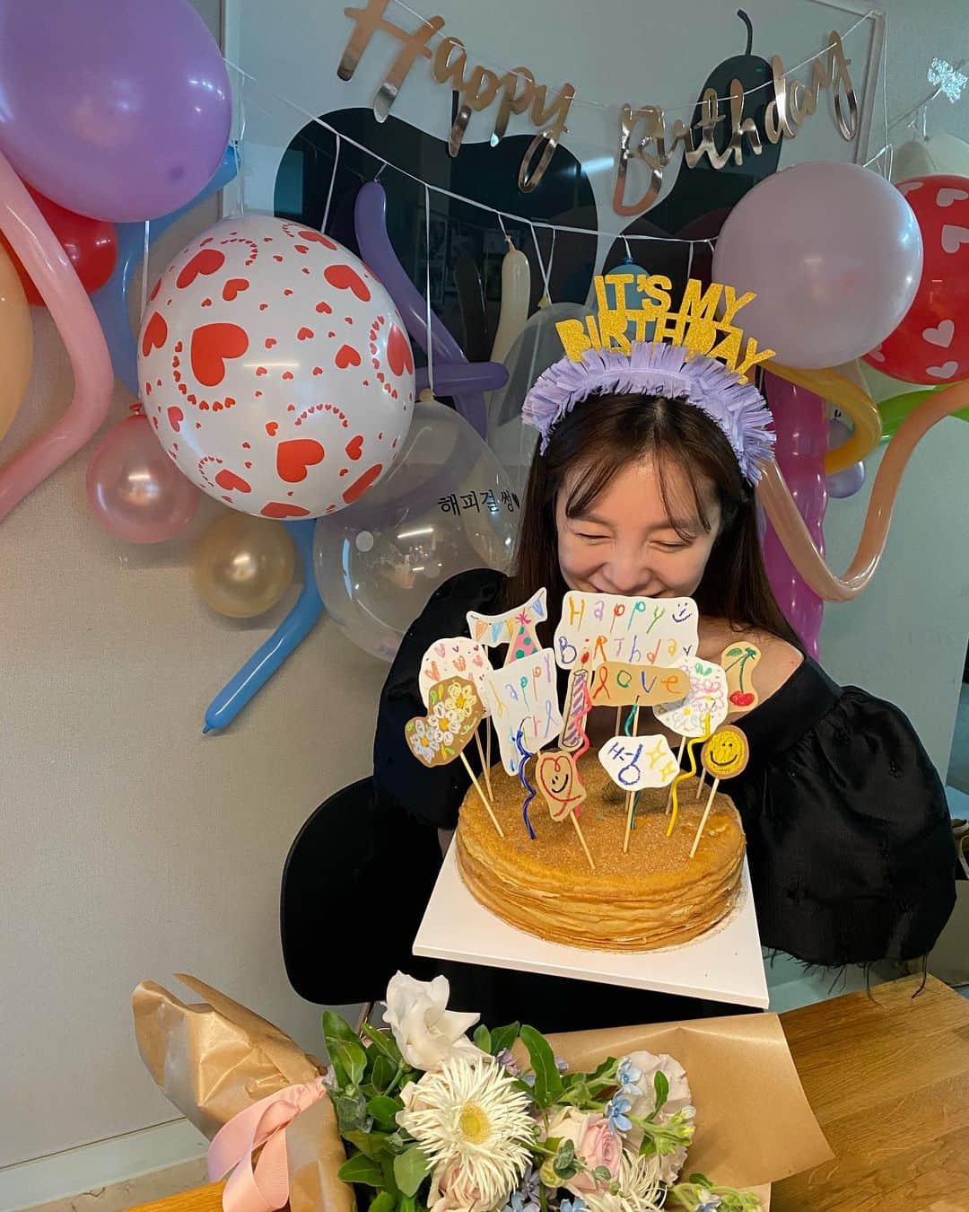 キム・ソンウンさんのインスタグラム写真 - (キム・ソンウンInstagram)「아이들 사진은 기사화하지 말아주세요🙏🏻 . 2020.9.16 집으로 와서 축하해준 내사람들🤍 기냥 오면 되지 또 이것저것 준비해서  생일파티 기분까지 내주는 센스쟁이들! 집에서 항상 잠옷 바람인거 알고 의상까지 준비해와서 갈아입히고 🤣 나를 너무 잘 아는 사람들😉 너무 고마워❤️ 사랑해❤️ #우리집2호윤하는_외할미랑이모네가서_사진에없구려 #윤하빠져아쉽지만_그래서편햇어🤣」9月16日 16時46分 - ssung916