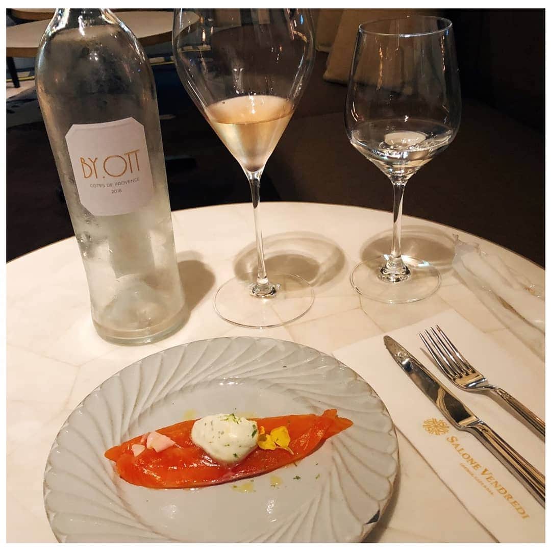 垰智子さんのインスタグラム写真 - (垰智子Instagram)「音楽とお料理を楽しめる @salonevendredi で ワインとお料理のペアリングを楽しんで来たよ🍷 . 今回、ワイン専門店 @enoteca_wine とノラ・ジョーンズがコラボした音楽を聴きながらお料理とワインのペアリングを♪ . ワインの種類を知らなくても、お料理に合わせてソムリエがペアリングしてくださったワインを頂けるのってお料理もお酒もどちらも相乗効果があっていいよね✨🍷 . お店も雰囲気が良くてくつろげるから 今度は生演奏の日に行ってみたいな♪ . . #salonevendredi #日本橋カフェ #日本橋ランチ #日本橋ディナー #cocktaltime #オリジナルカクテル #生演奏 #dinner #winepairing #wine #日本橋 #food #foodstagram #alcohol #マリアージュ #ワインペアリング」9月16日 16時47分 - taotao_tomo