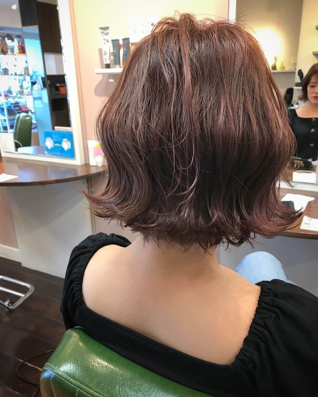 井上花実のインスタグラム：「『ブリーチ無しでなるべく明るめ』は 染める前の明るさによっても仕上がりの明るさは変わります : 写真より実物はオレンジみのない宇宙ピンクでした🍧🦩 ブリーチ無しでなるべく明るめオーダー2回目です : 仕上げのオイルは#ダヴィネス #オーセンティックオイル   : #ロンゴガール#ロンゴロンゴ#武雄美容室#武雄#武雄市#佐賀#佐賀美容室#イルミナ#イルミナカラー#ウルフカット #ウルフレイヤー#ピンクヘア#ピンクベージュ #赤髪#レッドカラー#外国人風カラー#ベージュカラー#暖色系カラー#hair#hairstyle#haircolor#fashion#武雄美容室ロンゴロンゴ」