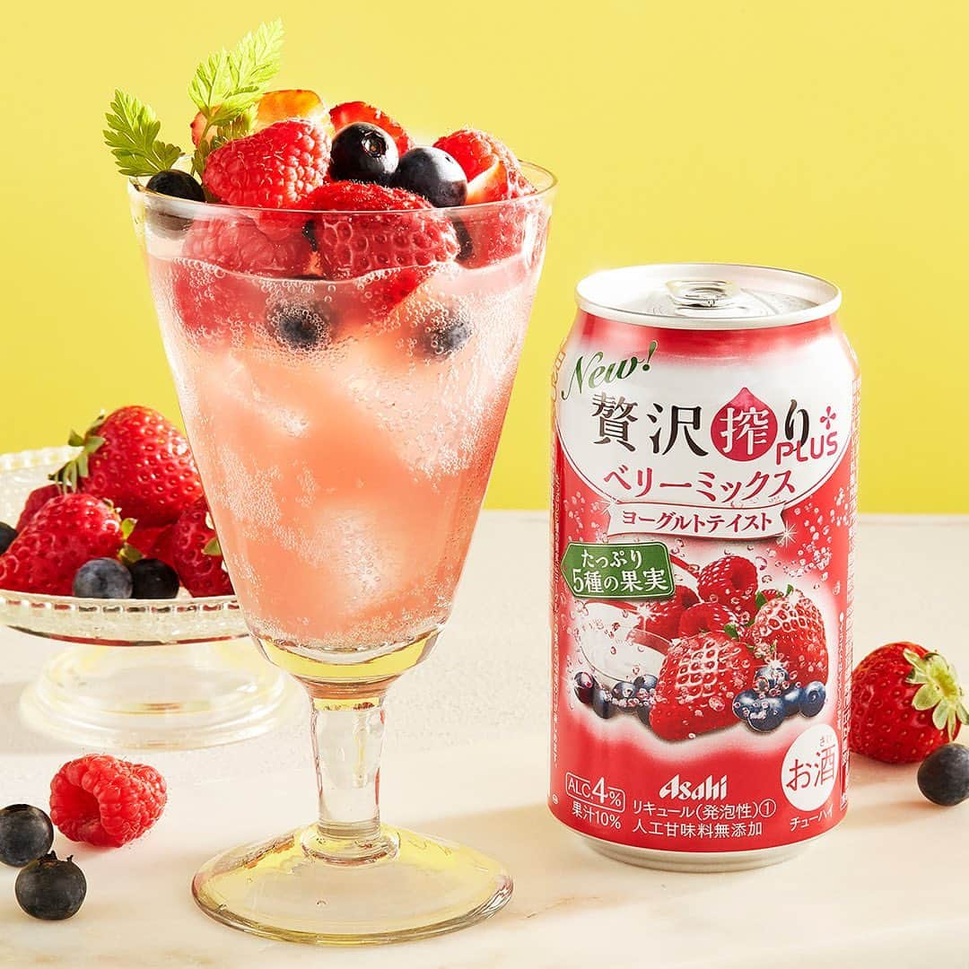 アサヒビールさんのインスタグラム写真 - (アサヒビールInstagram)「【ベリー尽くし🍓フルーツミックスアレンジ🍓】﻿ ﻿ いちご・ラズベリー・ブルーベリーを使った、ベリー好きにはたまらないアレンジレシピ🍹﻿ お家で作ってみたい！と思ったらいいね♥️してね👍﻿ ﻿ 昨日、9月15日に発売した「贅沢搾り ベリーミックスヨーグルトテイスト」は、みずみずしい果実にヨーグルトを添えたようなさわやかな味わい😋﻿ デザート感覚で味わえる、見た目も華やかなドリンクです✨﻿ ﻿ 作ってみたら #アサヒで乾杯 をつけて投稿してね🍻﻿ ﻿ 2020年10月26日（月）AM10:00まで、「 #アサヒで乾杯 」投稿キャンペーンを実施中❗﻿ 当アカウント（ @asahibeer_jp ）ハイライトの「キャンペーン」より詳細をご確認の上、是非ご応募ください🍻﻿ ﻿ ■■■───────﻿ ﻿ ◆材料（1人分）🍽﻿ ・いちご：適量﻿ ・氷：適量﻿ ・贅沢搾り ベリーミックスヨーグルトテイスト：1缶﻿ ・ラズベリー：適量﻿ ・ブルーベリー：適量﻿ ・チャービル：適量﻿ ﻿ ◆作り方🍽﻿ ①いちごを半分に切る﻿ ﻿ ②グラスに氷を入れ、「贅沢搾り ベリーミックスヨーグルトテイスト」を注ぐ﻿ ﻿ ③“②”に、“①”とラズベリー、ブルーベリーをのせ、チャービルを飾る﻿ ﻿ ───────■■■﻿ ﻿ #アサヒビール #アサヒ #asahibeer #asahi #贅沢搾り #超贅沢搾り #まるかじりチューハイ #まるかじり #チューハイ #酎ハイ #フルーツ酎ハイ #缶酎ハイ #アサヒの酎ハイ #chuhai #サワー #果実酒 #飲み方アレンジ #贅沢搾りベリーミックスヨーグルトテイスト #ベリーヨーグルト #ヨーグルトのお酒 #デザート酒 #おうちデザート #フルーツアレンジ #宅飲み #おうち時間 #おうちバー #簡単レシピ #お家カクテル」9月16日 17時00分 - asahibeer_jp