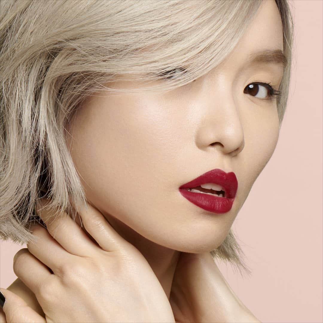 Yves Saint Laurent Beautyさんのインスタグラム写真 - (Yves Saint Laurent BeautyInstagram)「Bare essence. Bring the luminous matte trend to your lips with the new sensual formula enriched with light reflecting micro fine pearls. THE SLIM GLOW MATTE in N°204 PRIVATE CARMINE #yslbeauty  #theslimglowmatte」9月16日 17時00分 - yslbeauty