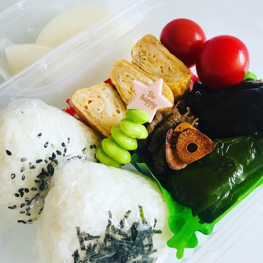 吉岡美穂のインスタグラム：「おにぎりは娘のお弁当🍙。 ナスとピーマンの揚げ浸しと、焼肉が真っ黒に映ってますね😂あちゃ😋 #焼肉弁当 #中学生タッパー弁当 #小6娘弁当 #ナスは食べない長男 #におわないニンニク #春巻きの中のみじん切りのきのこは気がつかなかったようで完食でした^ ^」