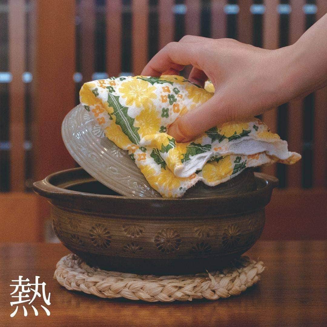 手ぬぐいと和小物・和雑貨 和布華さんのインスタグラム写真 - (手ぬぐいと和小物・和雑貨 和布華Instagram)「そろそろお鍋も登場かなーなんて。 熱いフタはふきんの力をついつい借りがち。🍲 今年は何鍋からスタートしようかな😊 #朝晩涼しい #そろそろ出番 #お鍋 #みんなで囲みたい #好きな味は何ですか  #わたしは #みそちゃんこ #もつ鍋もいいね #お鍋食べたい #鍋つかみ #ふきん #和布華ふきん #蚊帳生地ふきん #かわいい柄 #柄バリエーション豊富 #ふんわり手触り #wafuka #和布華」9月16日 17時07分 - wafuka_web