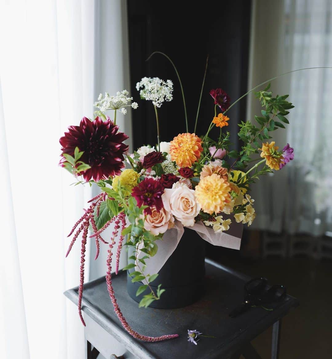 JF flower Shopさんのインスタグラム写真 - (JF flower ShopInstagram)「예뽀라 🥰  Jf flower shop  . . . .#2020jfflowershop #jfflowershop #flower #florist #floral #flowerlesson #koreanflorist #flowerstagram  #koreanflower  #웨딩부케 #플로리스트 #플로리스트수업 #플라워레슨#핸드타이드  #범계플라워레슨 #안양웨딩 #플라워레슨 #꽃꽂이수업 #안양꽃집 #범계꽃집 #평촌꽃집 #과천꽃집 #인덕원꽃집 #동편마을꽃집 #포일동꽃집 #내손동꽃집  #의왕꽃집 #花#花艺设计」9月16日 17時07分 - jfflowershop
