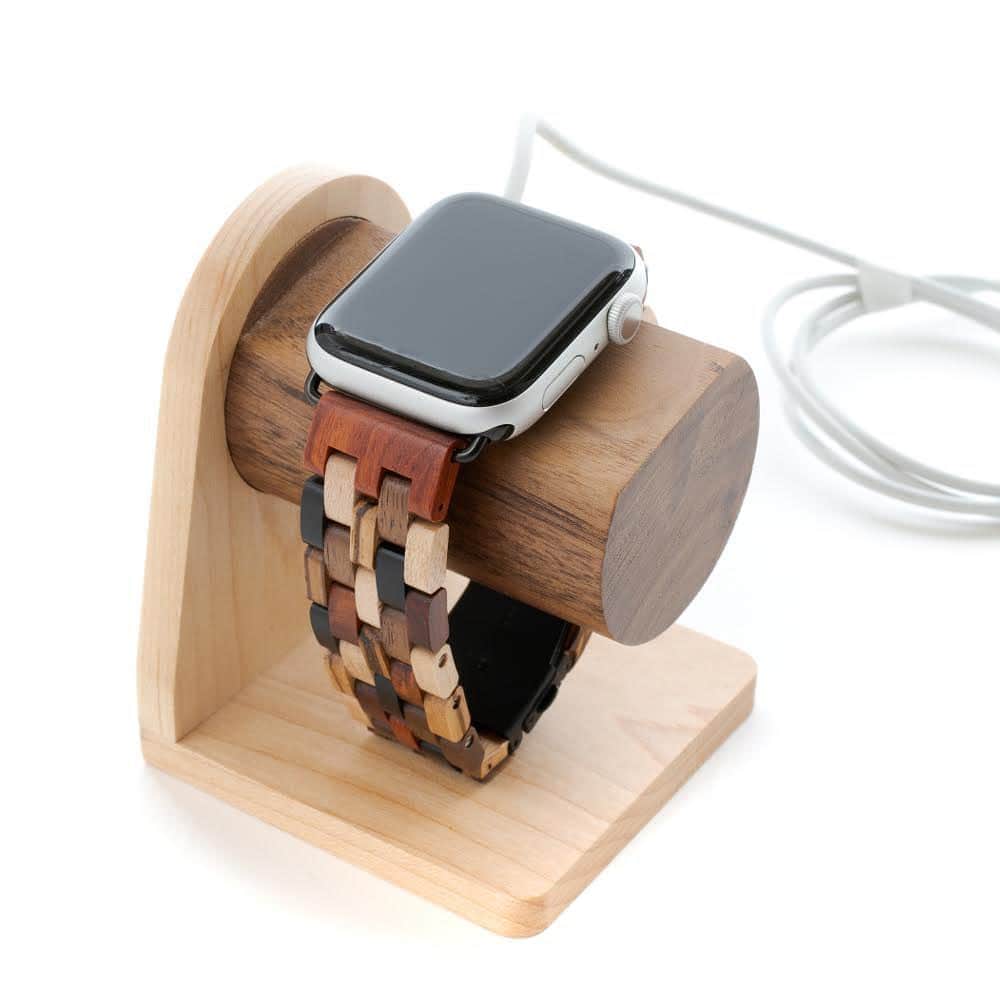 EINBAND -アインバンド-さんのインスタグラム写真 - (EINBAND -アインバンド-Instagram)「Apple Watchスタンドを作ってほしいというご希望が多かったので木製スタンドを作るときに便乗してApple Watch専用スタンドも作りました！  木製腕時計スタンドと一緒に9月22日(火)に販売の予定をしております。  #EINBAND #木製スタンド #AppleWatch」9月16日 17時08分 - einband_woodwatch