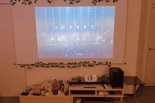 Space Marketさんのインスタグラム写真 - (Space MarketInstagram)「【高井戸の森】  大きなスクリーンや音響設備が完備されたプライベートシアタースペースで、贅沢に映画を楽しみませんか？  大型スクリーンとプロジェクター完備のスペース。YouTubeやBlu-ray/DVDプレイヤーの映像がお楽しみいただけます。光でキラキラと輝く葉っぱのカーテンがおしゃれ。  #スペースマーケット #スペマ #スペースマーケット東京 #spacemarket #近場リゾート #ホームパーティ #インテリア #インテリア好き #部屋作り #のんびりまったり #おしゃれさんと繋がりたい #暮らしの空間 #ナチュラルインテリア #DIY #部屋作り #myroom #空間コーディネート #カップル利用 #ていねいな暮らし #暮らしを楽しむ #プライベートシアター #プロジェクター #インドアデート #ワーケーション #模様替え #家飲み #映画観賞会 #おうちシアター #緑のある暮らし #推し会 #プライベートビューイング」9月16日 17時02分 - spacemarketjp