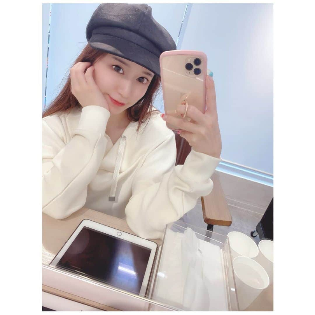 初美りんのインスタグラム：「. . 髪の毛染めにきたよ〜♡♡ . 何色になるでしょうか？？わくわく🥳💗 . . . #美容院day」