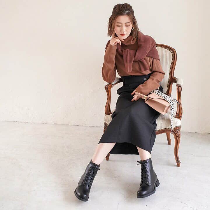 AmiAmi（アミアミ）Shoes Shopのインスタグラム：「. . 18日〜発売新作🍂🌾 メンズライクなコンバットブーツは 今季外せないトレンド。 スカートやワンピースのレディな コーデに足元辛口で旬バランス。 商品番号：jt208 . . @amiami_shoes #アミアミ#アミアミシューズ #コンバットブーツ#ブーツ #レースアップブーツ#ローヒール」