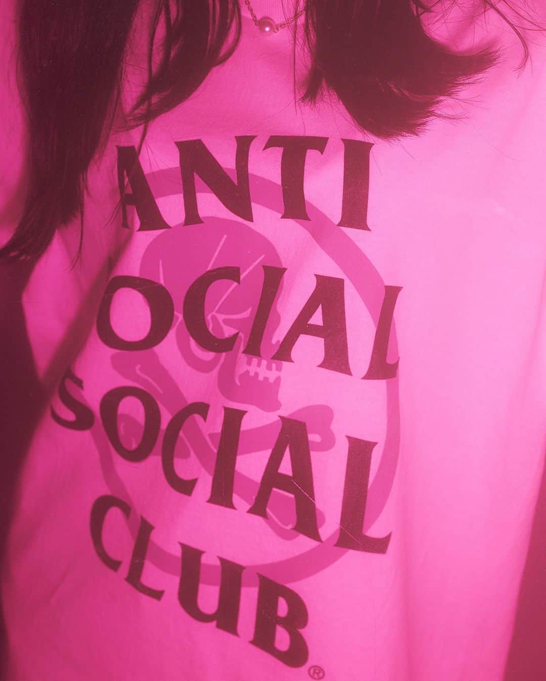 HYPEBEASTさんのインスタグラム写真 - (HYPEBEASTInstagram)「@hypebeaststyle: @antisocialsocialclub and @neighborhood_official have come together for a special collaboration that focuses on graphic excess with nods to signature branding and an ethos mashup. It includes hoodies and T-shirts marked with co-branding plays that overlay ASSC’s wavy logo over NBHD’s skull and crossbones motif and “antisocialsocialclub” take on NEIGHBORHOOD’s linear rear marking, as well as a Harajuku-exclusive “Foreshadow” marked T-shirt. Look for it all to be available on Anti Social Social Club’s website on September 18, and then release on NEIGHBORHOOD’s website on September 19.⁠⠀ Photo: Anti Social Social Club/NEIGHBORHOOD」9月16日 17時16分 - hypebeast