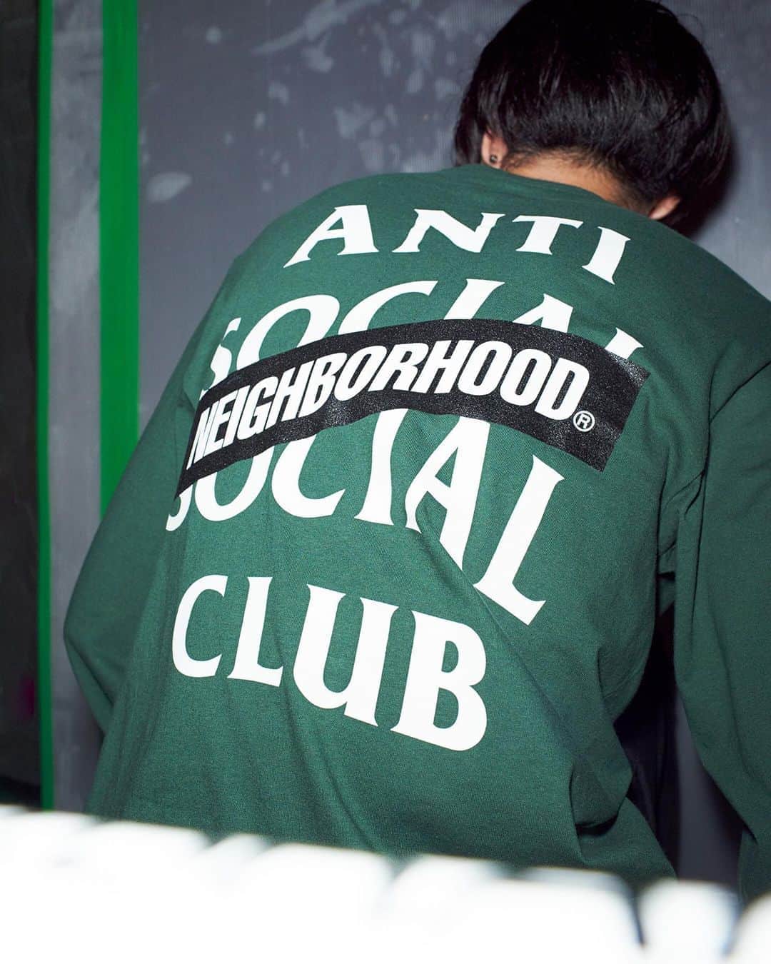 のインスタグラム：「@hypebeaststyle: @antisocialsocialclub and @neighborhood_official have come together for a special collaboration that focuses on graphic excess with nods to signature branding and an ethos mashup. It includes hoodies and T-shirts marked with co-branding plays that overlay ASSC’s wavy logo over NBHD’s skull and crossbones motif and “antisocialsocialclub” take on NEIGHBORHOOD’s linear rear marking, as well as a Harajuku-exclusive “Foreshadow” marked T-shirt. Look for it all to be available on Anti Social Social Club’s website on September 18, and then release on NEIGHBORHOOD’s website on September 19.⁠⠀ Photo: Anti Social Social Club/NEIGHBORHOOD」