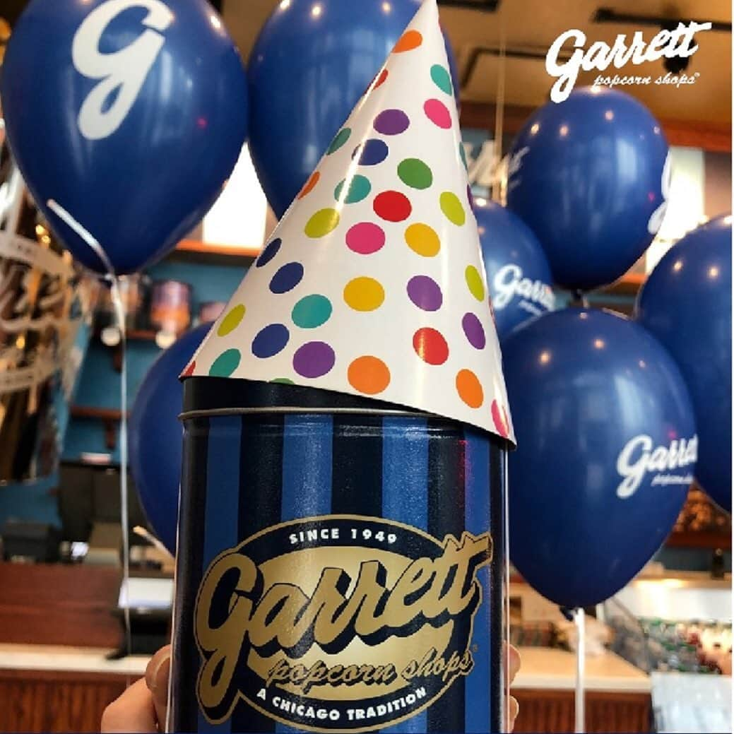 ギャレット ポップコーン ショップスさんのインスタグラム写真 - (ギャレット ポップコーン ショップスInstagram)「🎂Garrett 71st Anniversary🎂  アメリカ シカゴで誕生したGarrett Popcorn Shops®︎は9月18日に71回目の誕生日を迎えます！ いつもGarrett Popcorn Shops®︎をご愛顧いただきありがとうございます😊  71年分の愛と感謝をこめて9/18(金)限定で下記店舗にて商品をご購入いただいたお客様"先着71名様"にシカゴ ミックス®︎のミニサイズバッグをプレゼント❤️  Thank you for your love. Celebrate with us🎉  ◯ 原宿店 ◯ 酒々井プレミアムアウトレット ◯ ららぽーとEXPOCITY店 ※名古屋店、期間限定ショップ(北千住マルイ、横浜ポルタ)では実施しておりません  #garrett #garrettpopcorn #garrettjp #popcorn #instafood #71st #anniversary #celebration #ギャレット #ギャレットポップコーン #ギャレットポップコーンショップス #ポップコーン #71周年 #アニバーサリー #セレブレーション #原宿 #酒々井アウトレット #名古屋 #ららぽーとexpocity #北千住マルイ #横浜ポルタ」9月16日 17時17分 - garrettpopcornjp