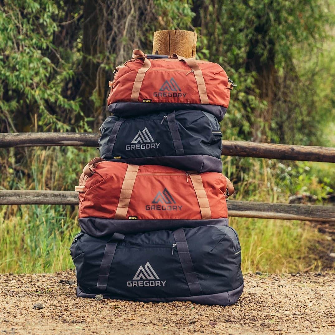 GREGORYのインスタグラム：「ADVENTURE TRAVEL｜SUPPLY DUFFEL﻿ ﻿ 底部に、抜群の耐久性を誇るケブラー強化ファブリックを使用したサプライダッフルは、何年経っても安心して使えます。﻿ ﻿ サイズは上から、﻿ 1～2泊の小旅行に便利な40L﻿ 夏は釣り具、冬はスキーのセットにぴったりな60L﻿ 長期旅行に最適な90L﻿ 冬のスキーギアや、キャンプ道具一式入れられる120L﻿ の4サイズ展開です。﻿ ﻿ #グレゴリー﻿ #サプライダッフル」
