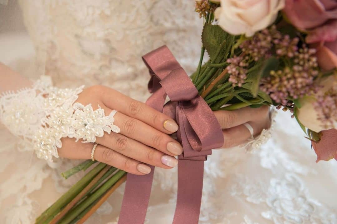 【公式】小さな結婚式さんのインスタグラム写真 - (【公式】小さな結婚式Instagram)「@petit.wedding をフォローしてね♩ #小さな結婚式 をつけてのお写真投稿も大歓迎です♡ こちらの公式IGでリグラムさせていただきます＊ . バラは色ごとに込められた意味が異なります＊  ピンクのバラは、「上品」「感銘」「しとやか」 女性らしい優しさや愛らしさを引き出してくれます♩  白のバラは、「純潔」「深い尊敬」 “彼について行く”と心を決めた花嫁さまにぴったり！  ぜひブーケにもこだわりを詰め込んでくださいね♡ . >>#小さな結婚式表参道店 . ——————— #小さな結婚式 #petitwedding #ラヴィファクトリー #前撮り #結婚式 #プレ花嫁 #卒花 #アットホーム #少人数 #家族婚 #少人数結婚式 #ウェディング #ウェディングドレス #wedding #bridal #weddingdress #花嫁 #挙式 #結婚式準備 #式場探し #日本中のプレ花嫁さまと繋がりたい #結婚式の思い出に浸る会 #結婚準備 #ウェディングフォト #ブーケ #ブートニア #ピンクのバラ #白いバラ」9月16日 17時14分 - petit.wedding