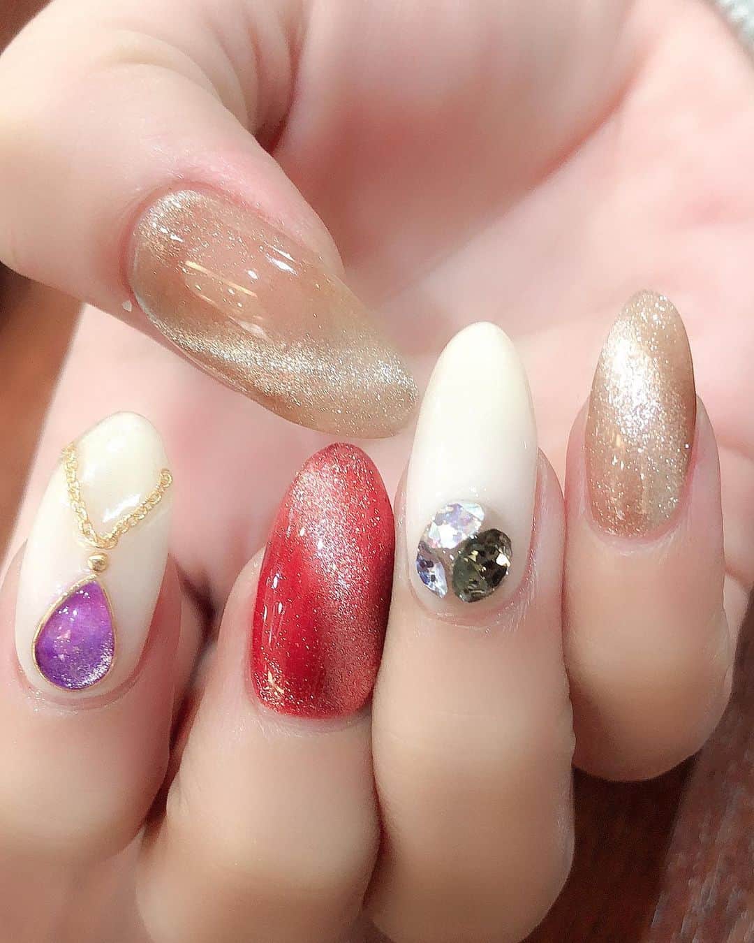 野崎鮎のインスタグラム：「NEWNAIL💅💎✨ 初挑戦のGALAXYNAIL🌎✨ ネックレスがお気に入り❤ 秋だからボルドーを差し色で🍁  ずーっと曇り空☁☁☁ 頭ｲﾀｯ(>-<)  頭痛すぎて気持ち悪い😩🥺  ネイル見て気分上げる⤴︎⤴♡  #newnails #ギャラクシーネイル #galaxynails #ボルドー #オフホワイト #秋ネイル #ブラウンネイル #nail #nailart」