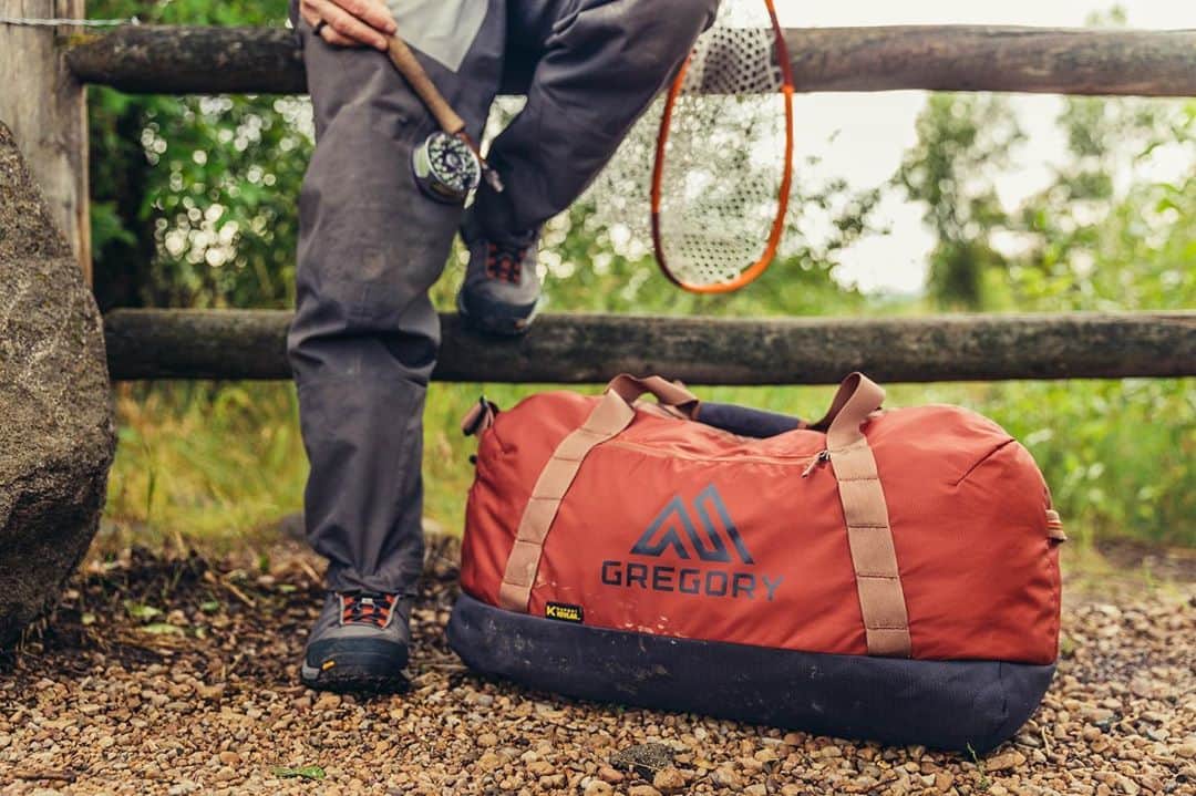 GREGORYのインスタグラム：「ADVENTURE TRAVEL｜SUPPLY DUFFEL﻿ ﻿ 底部に、抜群の耐久性を誇るケブラー強化ファブリックを使用したサプライダッフル。このケブラー強化ファブリックの耐久性は、なんとナイロンの 38倍以上。﻿ ﻿ #グレゴリー﻿ #サプライダッフル﻿」