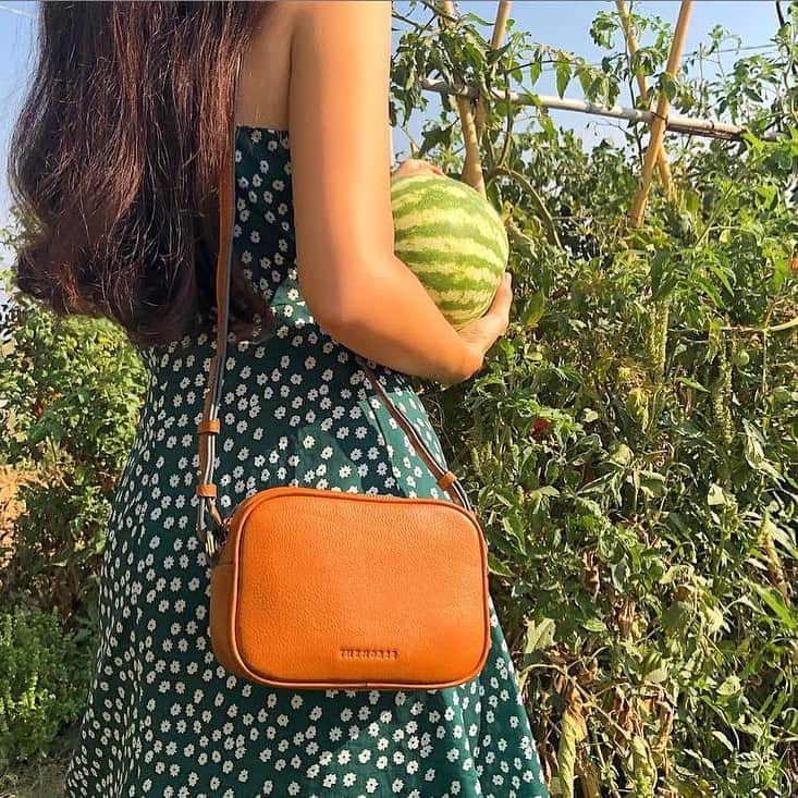 The Horseさんのインスタグラム写真 - (The HorseInstagram)「Picking fruit in the spring sun with the lovely @rosita.frc and our Cross body bag crafted from soft Italian tan leather.」9月16日 17時20分 - the_horse