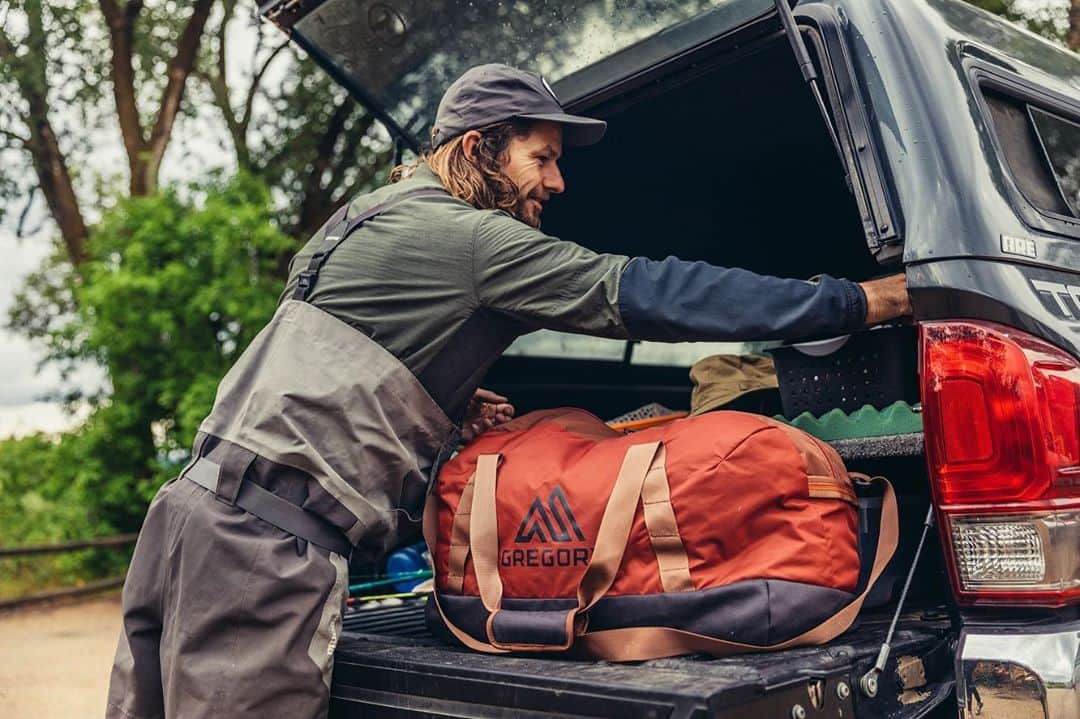 GREGORYのインスタグラム：「ADVENTURE TRAVEL｜SUPPLY DUFFEL﻿ ﻿ 底部に、抜群の耐久性を誇るケブラー強化ファブリックを使用したサプライダッフル。パッド入りのハンドルラップと安定感を与えるスタビライザーバーのおかげで、重い荷物もさっと楽に動かせます。﻿ ﻿ #グレゴリー﻿ #サプライダッフル﻿」