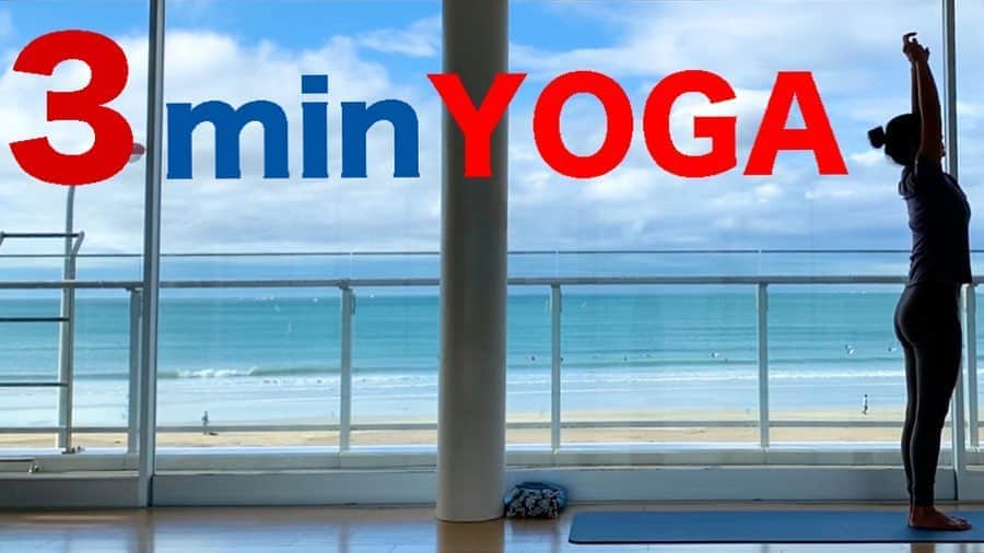 のインスタグラム：「🌊【YouTube】更新しました🌴  3分の簡単なYOGA  ［効果］ ・ストレス緩和 ・リフレッシュ ・肩こり解消 ・腰痛改善  ［ポイント］ ・深呼吸 ・上半身をしっかり曲げ伸ばす ・肩甲骨から大きく腕を動かす  毎日の継続が効果に繋がります まずは同じ動きを １週間繰り返し続ければ 体と心に変化が起こり、 １週間続ければ動きも覚えるので、 呼吸に集中する余裕もでてきます 日常に取り入れやすく ヨガが日常になります。 ぜひ気軽にやってみてください。  #yoga #3min #簡単　 #継続 できる　#ヨガ　で　#日常 の　#体 によい　#癖 を身につける」