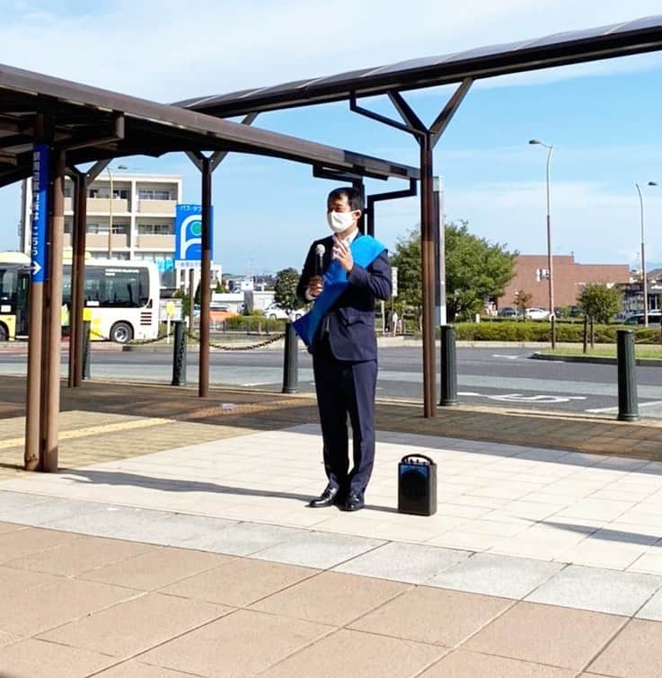 青山大人さんのインスタグラム写真 - (青山大人Instagram)「今日の朝活はつくばエクスプレスのみらい平駅でした。駅ではいつも活動報告を配っていますが、コロナの状況を鑑み、活動報告の配布ではなく、マイクを持って低音量の街頭演説にしました。  その後、国会で首相指名選挙が行われ、菅義偉さん314票　枝野幸男さん134票　片山虎之助さん11票　中山成彬さん2票　小泉進次郎さん1票でした。  #みらい平 #みらい平駅 #朝活　#青山やまと #青山大人 #選挙区 #茨城6区 #土浦 #土浦市 #つくば #つくば市 #石岡 #石岡市 #かすみがうら #かすみがうら市 #つくばみらい #つくばみらい市 #小美玉 #小美玉市 #」9月16日 17時27分 - aoyamayamato