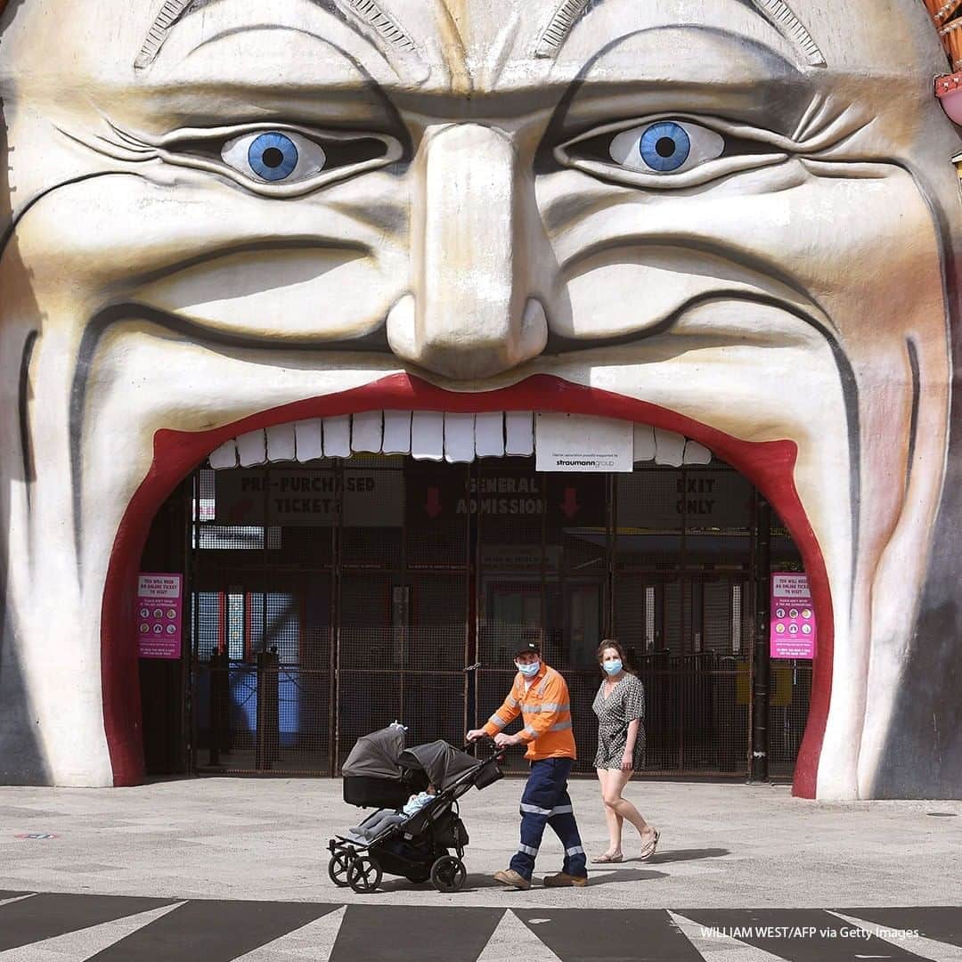 ABC Newsさんのインスタグラム写真 - (ABC NewsInstagram)「A family walks past the entrance to Luna Park in the Melbourne suburb of St Kilda. Melbourne continues to enforce strict lockdown measures to battle a second wave of the Covid-19 coronavirus. #coronavirus #melbourne #australia」9月16日 17時35分 - abcnews